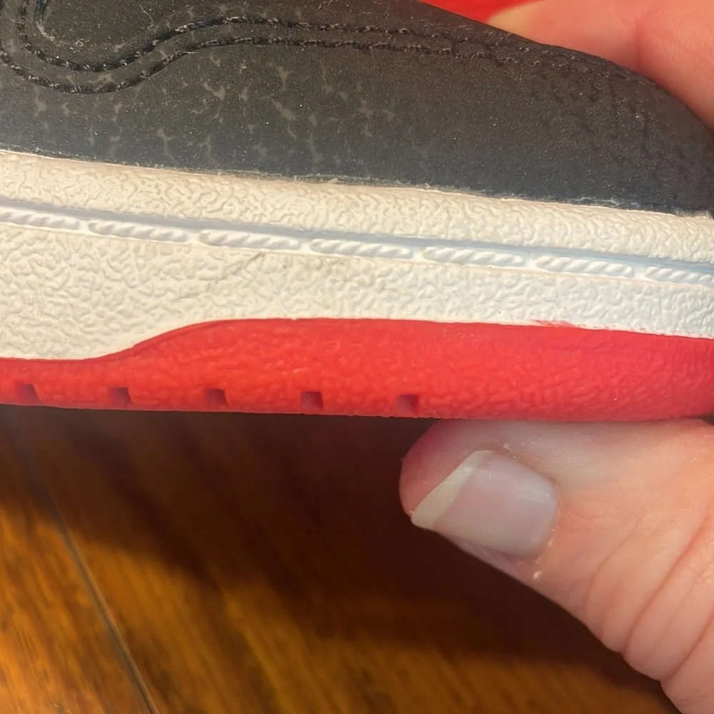 Adidas hoop, 2.0 med for kids, size 1.5, preowned, worn twice. - Picture 7 of 9